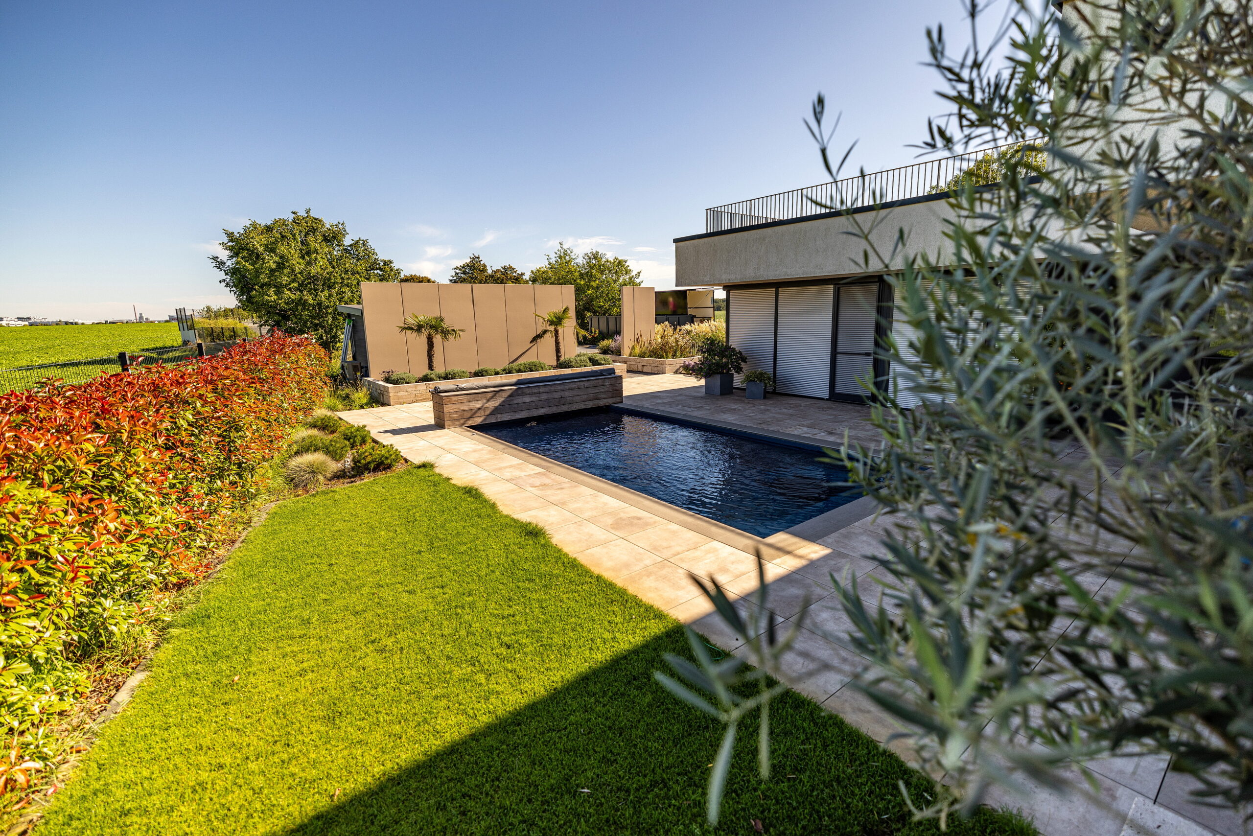 Gartengestaltung 
 Poolterrasse mit Olivenbaum Plamen und Hochbeet